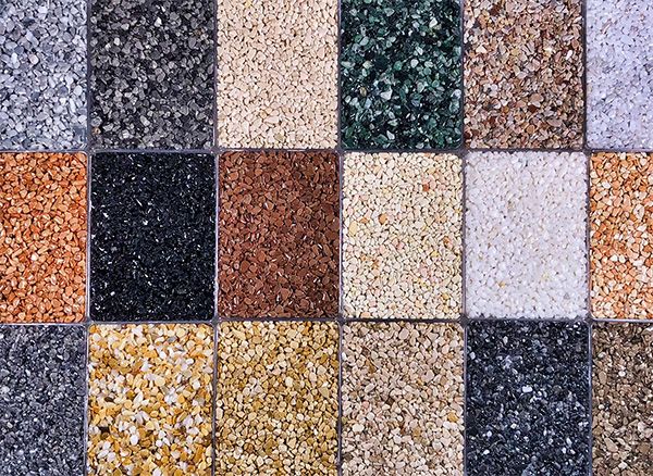 Farbmuster mit Marmorkies in Weiß, Beige, Rot, Grün, Grau und Schwarz
