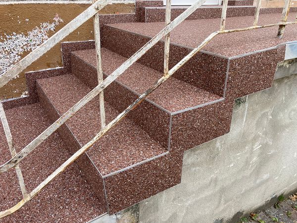 Nachher: Außentreppe am Hang mit Steinteppich