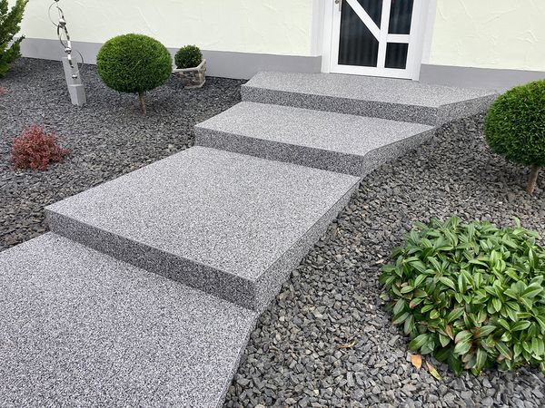 Nachher: Trittstufen im Vorgarten mit Steinteppich