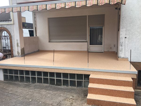 Nachher: Terrasse mit Treppe mit Steinteppich