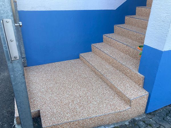 Nachher: Podest und Kellertreppe mit Steinteppich