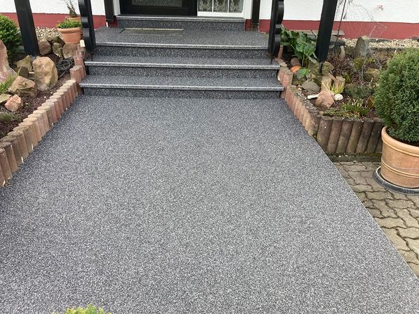 Nachher: Hauszugang und Stufen mit Steinteppich
