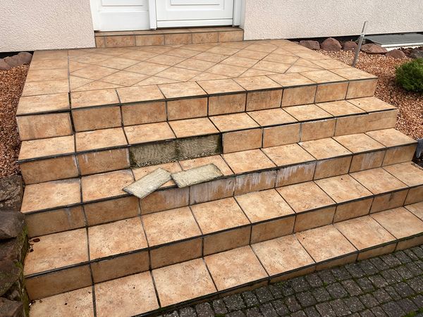Vorher: Eingangstreppe statt Fliesen im alten Zustand