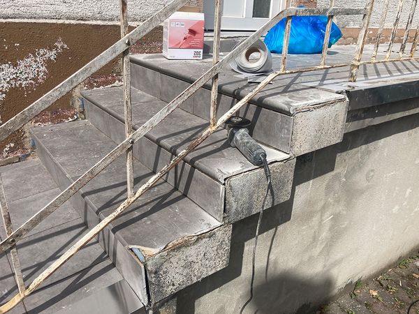 Vorher: Außentreppe am Hang im alten Zustand
