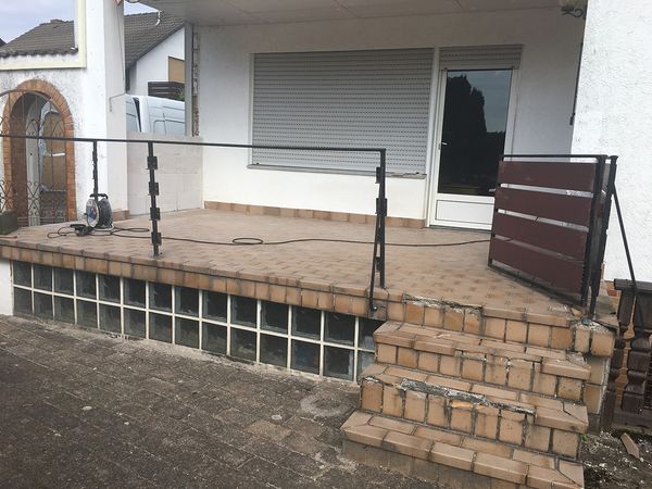 Vorher: Terrasse mit Treppe im alten Zustand