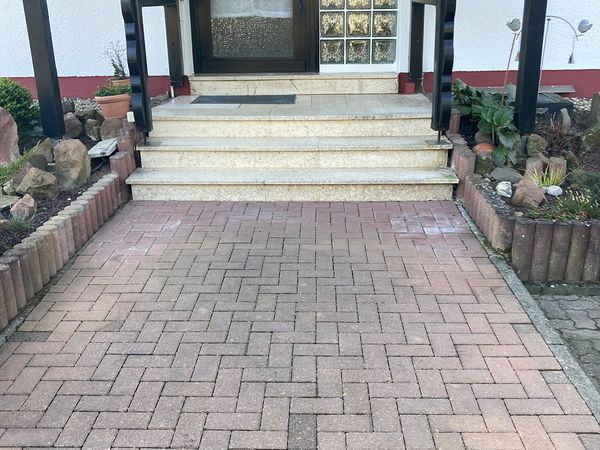 Vorher: Hauszugang und Stufen im alten Zustand